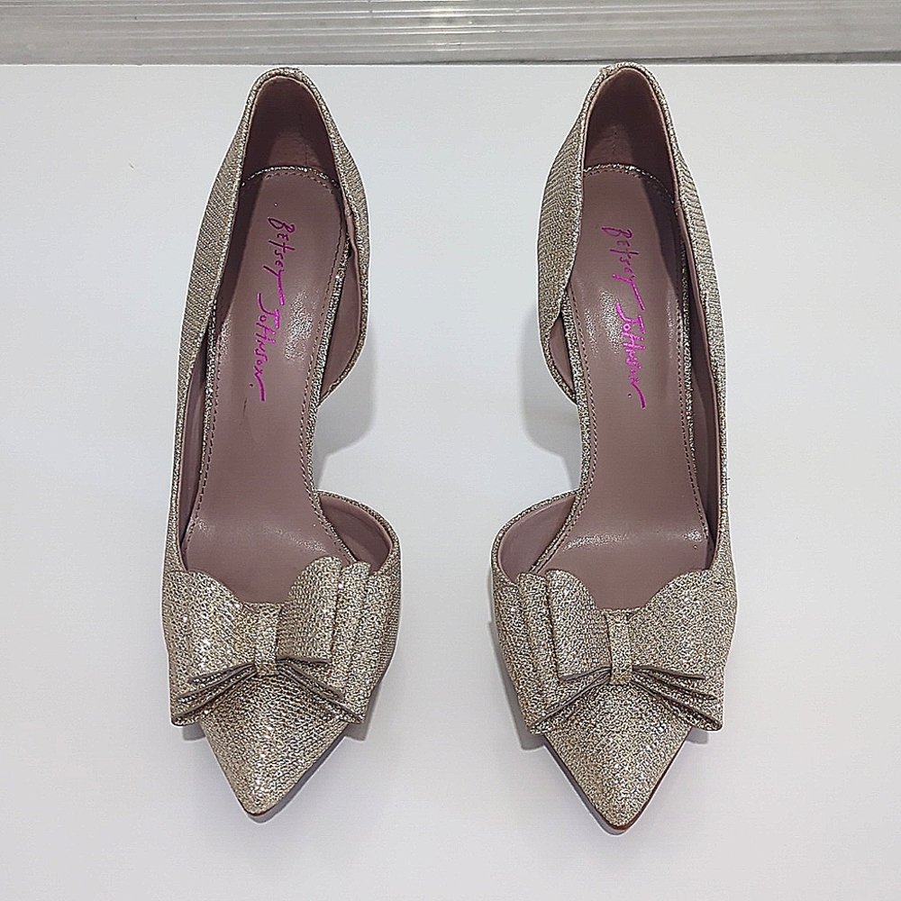 Gold Bow Betsy Johnson sparkly 4" High Heels. Size 8